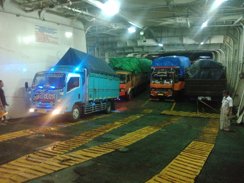 Proses bongkar muat kendaraan dari kapal penyeberangan