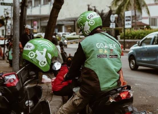 Ilustrasi driver Gojek. Foto: BeritaTrans.com.