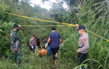 Polisi mengevakuasi mayat tanpa identitas di kawasan wisata Gunung Salak, Kecamatan Nisam, Kabupaten Aceh Utara, Minggu (6/6/2021). (Dok Mapolres Lhokseumawe)
