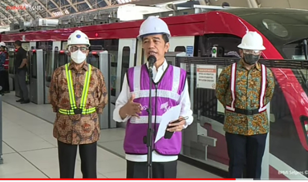 Presiden Joko Widodo usai meninjau progres LRT Jabodebek
