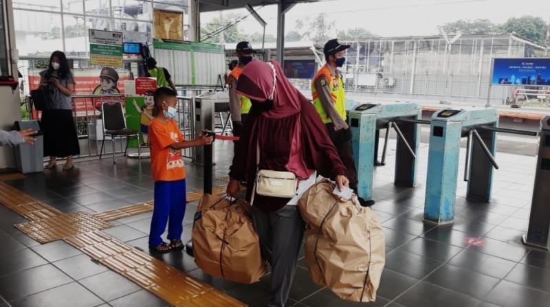 Penumpang KRL di Stasiun Sudimara. 