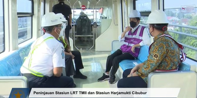 Presiden Jokowi menjajal LRT didampingi Menhub Budi Karya.