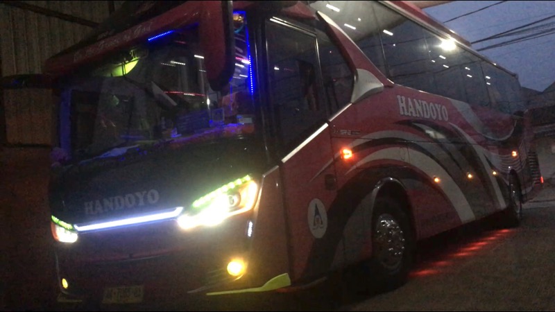 Bus Handoyo berada di pool Bulak Kapal, Bekasi Timur, Rabu (9/6/2021). Foto: BeritaTrans.com.