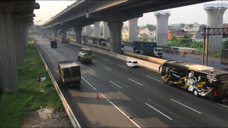 Tol Bekasi Timur kedua arah ramai lancar, Rabu (9/6/2021) pagi. Foto: BeritaTrans.com.