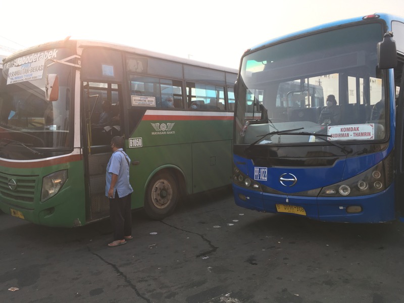 Dua bus Kota sedang terparkir disisi jalan depan Gerbang Tol Bekasi Timur, Rabu (9/6/2021) pagi. Foto: BeritaTrans.com.