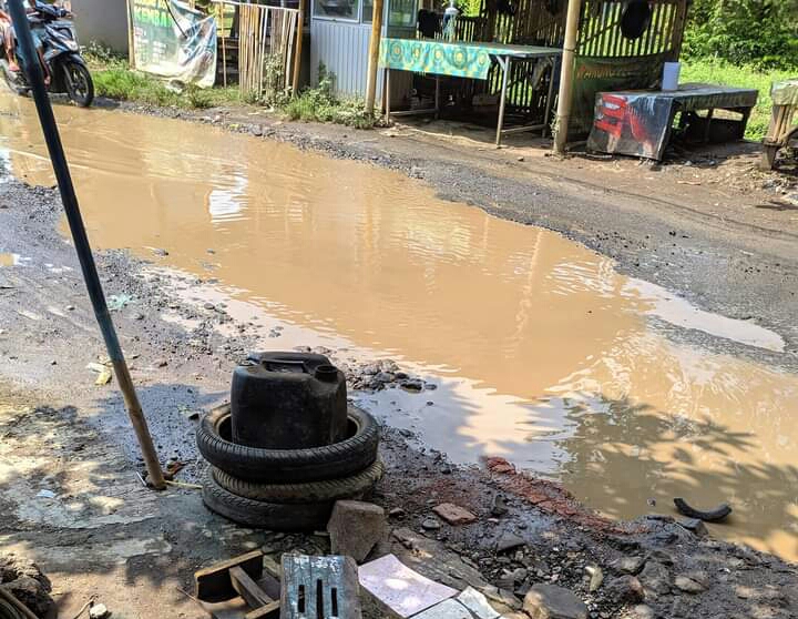 Jalan rusak di Desa Sendang, Karangampel, Indramayu, Jabar tergenang air hujan. (Taryani)