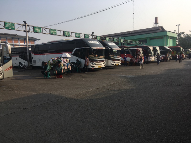 Bus antarkota dalampropinsi (AKDP) di Terminal Induk Kota Bekasi, Kamis (10/6/2021) pagi. Foto: BeritaTrans.com.