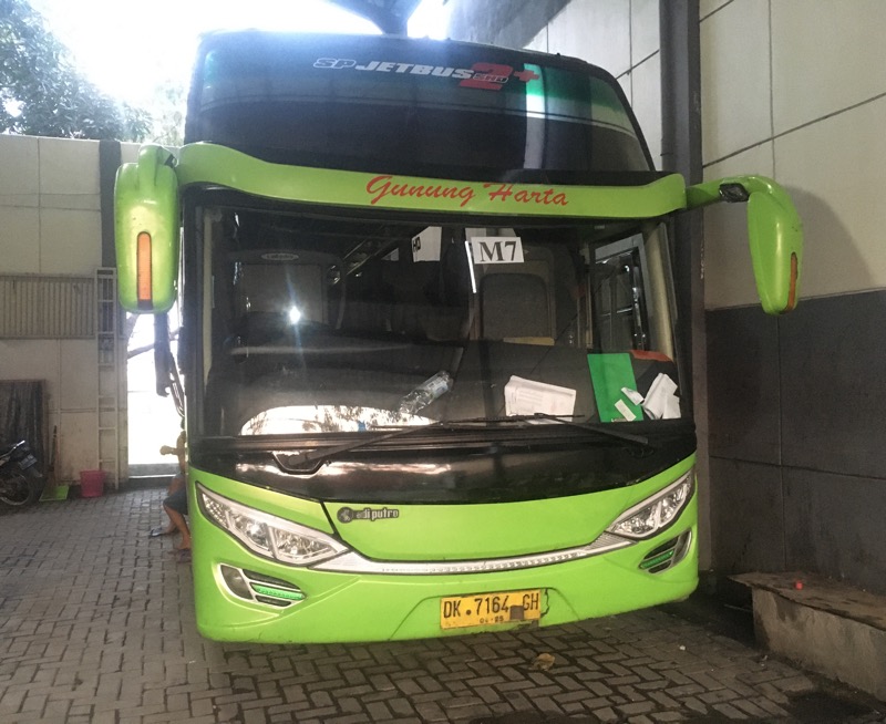 Bus Gunung Harta saat berada di pool Bulak Kapal, Bekasi Timur, Kamis (10/6/2021). Foto: BeritaTrans.com.
