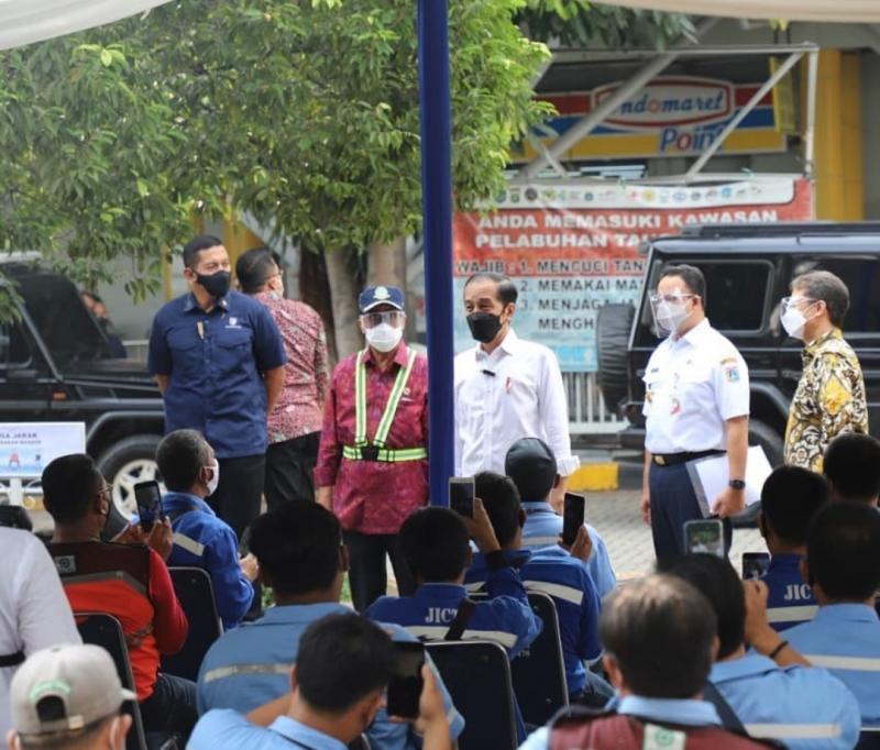 Presiden Jokowi meninjau kegiatan vaksinasi covid-19 masal kepada petugas yang ada di Pelabuhan Tanjung Priok, Jakarta, Kamis (10/6/2021). (Foto:Ig @Op_tanjungpriok)