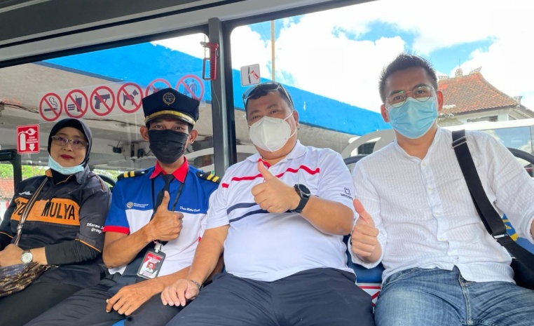Direktur Angkutan Jalan Ahmad Yani menjajal naik Teman Bus di Bali