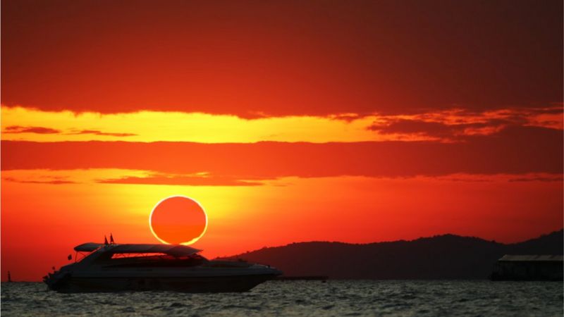 Gerhana Matahari Cincin akan terlihat dari bagian atas dunia. (GETTY IMAGES)