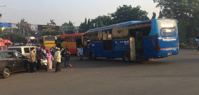 Bus Kota disisi jalan drpan Gerbang Tol Bekasi Timur, Jumat (11/6/2021) pagi. Foto: BeritaTrans.com.