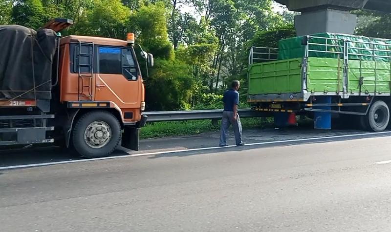 Truk berhenti di bahu jalan Tol Cikampek, Jumat (11/6/2031) pagi.