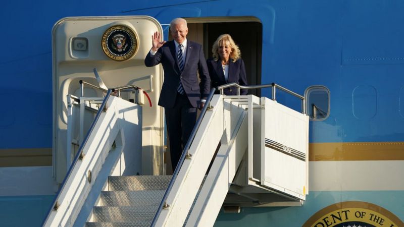 Presiden Joe Biden dan istri, Jill Biden mendarat di Pangkalan Udara Suffolk, Inggris pada Rabu malam (09/06). (GETTY IMAGES)