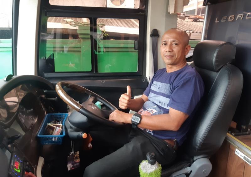 Rudi pengemudi bus ABG trayek Bekasi-Jakarta-Padang. Dia tengah menaikkan penumpang di Terminal Bekasi, Jumat (11/6/2021).