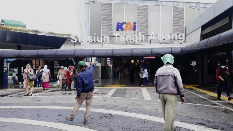 Stasiun Tanah Abang dipenuhi penumpang KRL, Jumat (11/6/2021).