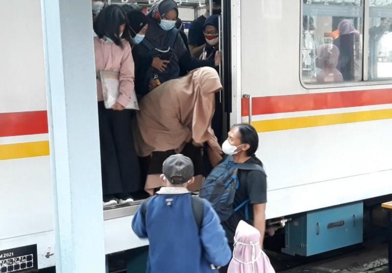 Pintu KRL tidak kebagian peron di Stasiun Manggarai. Banyak penumpang memilih langsung melompat untuk turun KRL karena penuhnya penumpang, Jumat (11/6/2021).