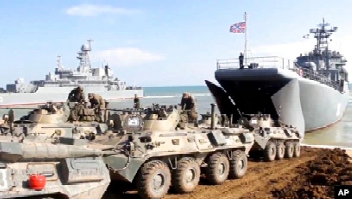 Kendaraan militer Rusia memasuki kapal pendarat setelah latihan militer di Krimea, 23 April 2021. (Foto: Departemen Pertahanan Rusia via AP)