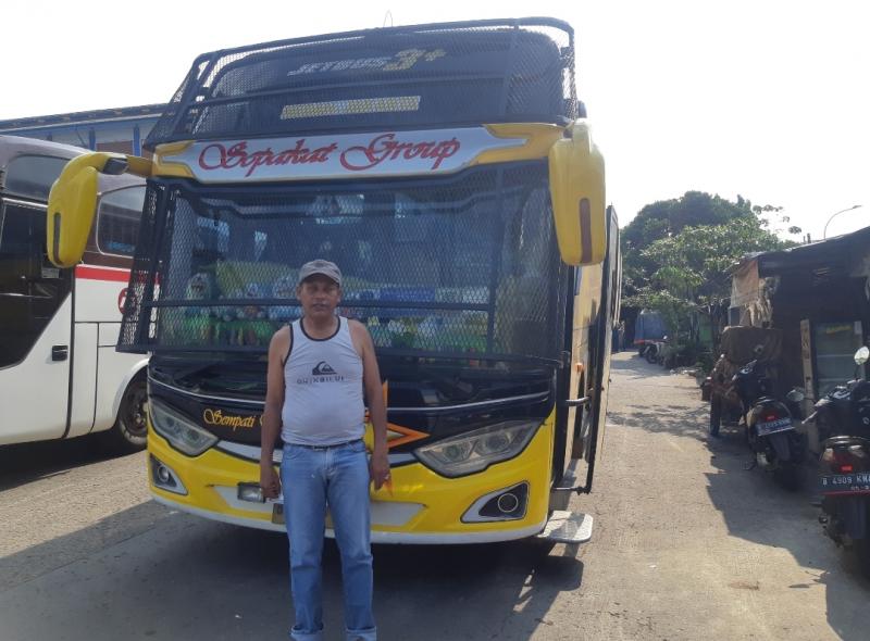 Roberd pengemudi bus Sempati Star. Busnya akan menginap beberapa hari di Terminal Bekasi sebelum dibernagkatkan kembali ke Medan. 