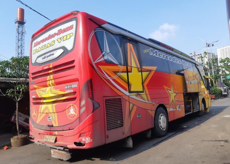 Bus Sempati Star di Terminal Bekasi. Bus ini akan membawa penumpang jurusan Bekasi-Medan.