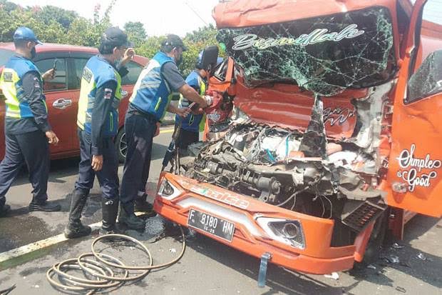 Tampak kabin truk rusak parah setelah menyeruduk truk tangki pengisi bahan bakar di pintu keluar Tol Rawamangun, Jakarta Timur, Sabtu (12/6/2021) sekitar pukul 11.40 WIB. Foto: Sindonews.com.