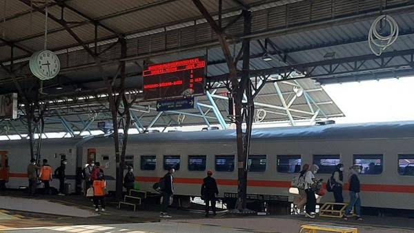 Aktivitas calon penumpang kereta api di Stasiun Purwokerto, Kabupaten Banyumas, Jawa Tengah. Foto: Inews.id.
