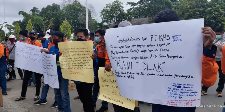 Aksi demo buruh dan mandor koperasi TKBM Tunon Taka Nunukan Kaltara di depan Kantor KSOP Nunukan, Sabtu (12/6/2021). Para buruh menuding KSOP melakukan pembiaran dengan adanya buruh selain TKBM melakukan bongkar muat batu bara(KOMPAS.com/Ahmad Dzulviqor)