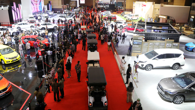 Suasana pameran otomotif IIMS Hybrid 2021 di JIEXPO Kemayoran, Jakarta.