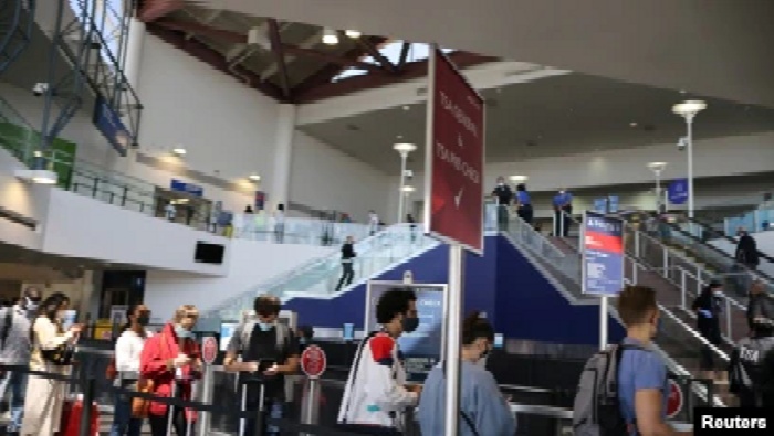 Penumpang mengantre di bandara LAX sebelum akhir pekan Memorial Day, saat penyakit COVID-19 berlanjut, di Los Angeles, California, AS, 27 Mei 2021. (Foto: REUTERS/Lucy Nicholson)