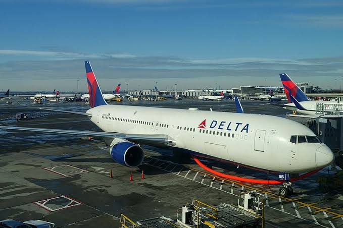Sebuah penerbangan Delta Air Lines mengalihkan rutenya dan melakukan pendaratan darurat, setelah seorang penumpang membuat ancaman dan menyerang pramugari. Foto/Ist