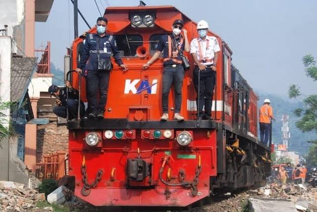 Uji coba jalur kereta api Pidada-Panjang setelah 8 tahun dinonaktifkan, Kamis (10/6/2021). Foto: Kumparan.com.