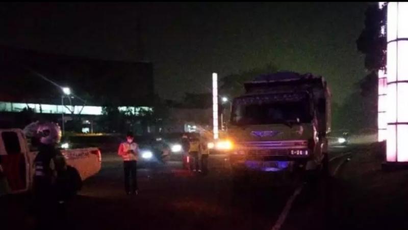 Polisi saat mengatur atur lalu lintas dan mengevakuasi truk yang menabrak motor di Jalan Raya Serpong. (Foto: MPI/Hasan Kurniawan)