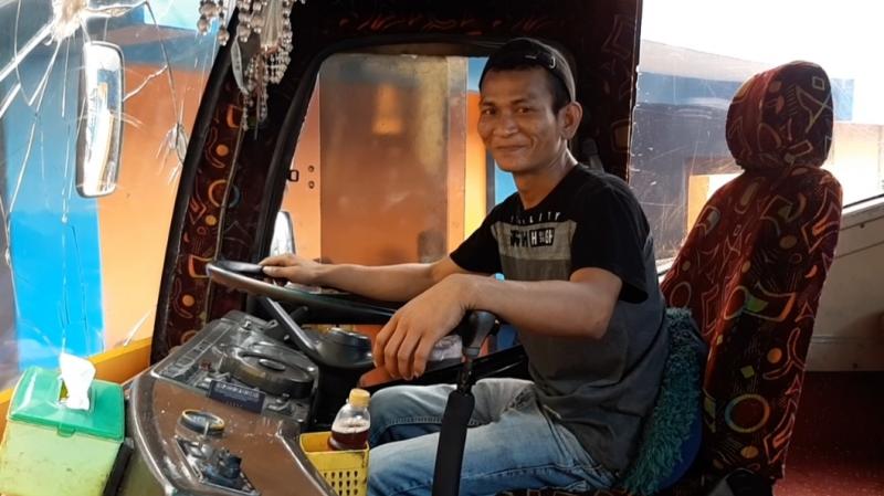 Pengemudi bus PO ALS rute Jakarta-Medan, Anggi Sabhana Harahap (31) tengah menaikkan penumpang dari agen tiket di Bekasi untuk menuju Medan emewati jalur lintas tengah di Sumatera. 