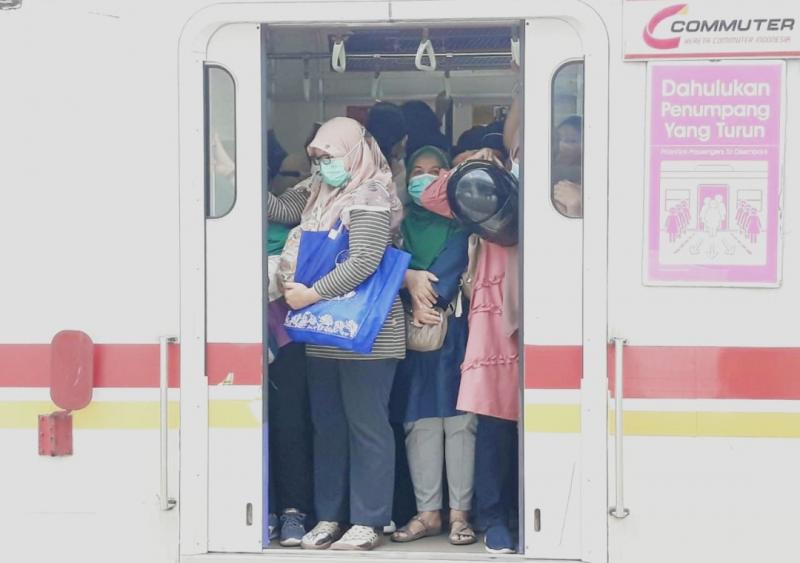 Rangkaian KRL yang menurunkan dan menaikan penumpang di Stasiun Manggarai.