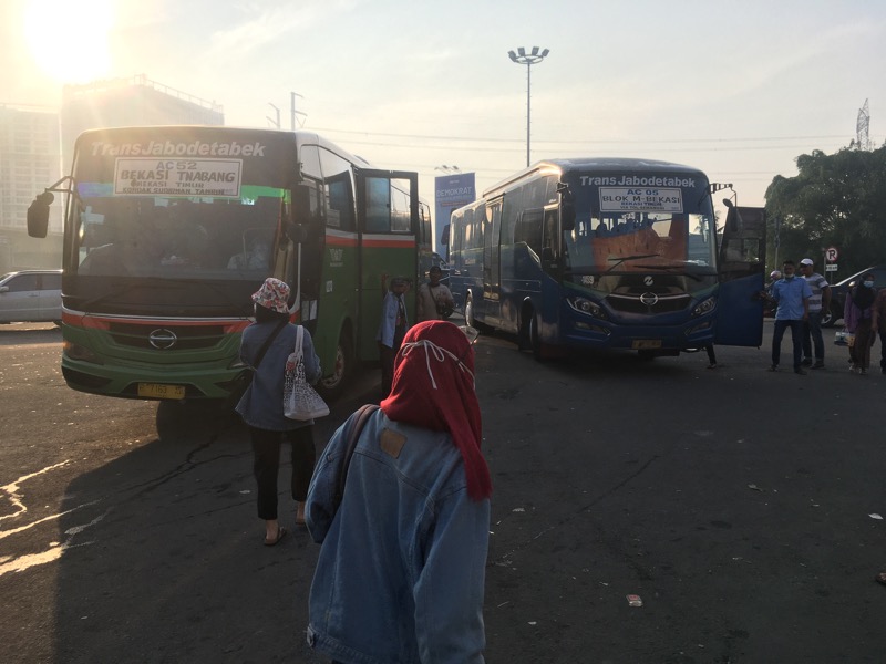 Bus Kota dan calon penumpang berada disisi jalan depan Gerbang Tol Bekasi Timur, Senin (14/6/2021) pagi. Foto: BeritaTrans.com.