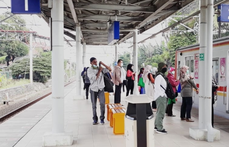 Suasana di Stasiun Bekasi Timur.