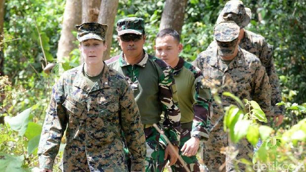 Latihan bersama Marinir Indonesia dan AS di hutan Banyuwangi.