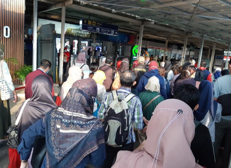 Antrean pengguna KRL di Stasiun Bekasi, Senin (14/6/2021).