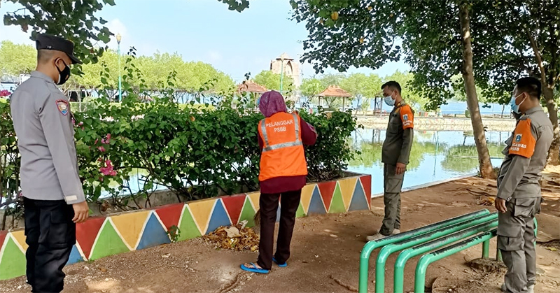 Salah satu pelanggar yang tidak memakai masker dikenai sanksi kerja sosial / foto:humaspolreskepseribu