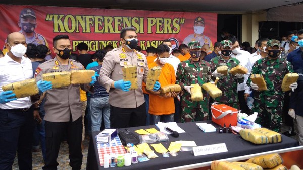 148 kilogram ganja ditemukan aparat saat kejadian laka lantas. (Istimewa)