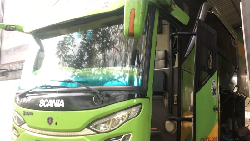 Bus Gunung Harta tujuan Blitar-Jakarta-Tangerang yang sedang diperbaiki di pool Bulak Kapal, Bekasi, Selasa (15/6/2021). Foto: BeritaTrans.com.