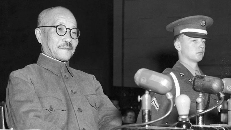 Hideki Tojo (kiri) dinyatakan bersalah atas kejahatan perang dalam Pengadilan Kejahatan Perang Tokyo. (GETTY IMAGES)