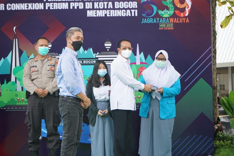 Penyerahan pass gratis secara simbolis