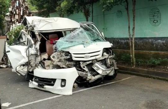 Satu orang tewas dan 5 orang lainnya luka-luka, akibat kecelakaan maut antara bus dengan sebuah mini bus di Jalan Raya Ciawi, Kabupaten Tasikmalaya, Jawa Barat. Foto: Istimewa.