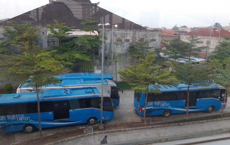 Bus Porum PPD yang digratiskan oleh BPTJ di Stasiun Cikarang. (Ilustrasi)