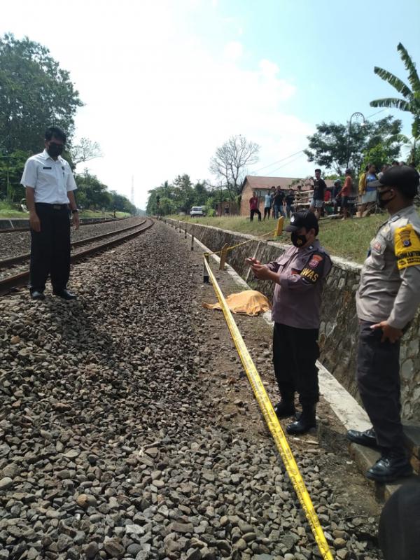 Pihak kepolisian mengevakuasi jenazah wanita yang tersambar kereta di Kulon Progo. Foto: istimewa