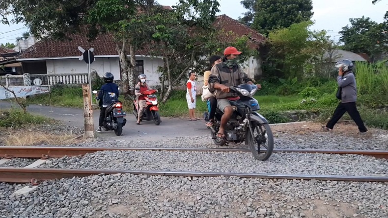 Di perlintasan sebidang KA tanpa palang pintu di Kampung Tanjung Hurip, Kelurahan Sukanagara, Kecamatan Purbaratu, Kota Tasikmalaya ini korban Neneng dan Titin tertabrak kereta. (Ist)