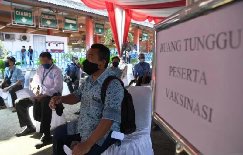 Sejumlah sopir transportasi publik menunggu disuntik vaksin Covid-19 AstraZeneca saat vaksinasi massal pelaku transportasi di Terminal Kampung Rambutan, Jakarta, Kamis (10/6/2021). (Foto:Anatara)