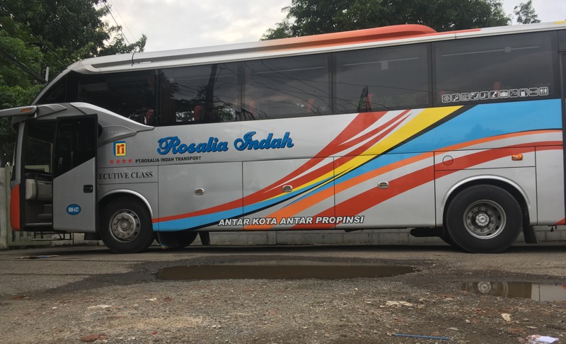 Bus Rosalia Indah di pool Pondok Ungu, Bekasi Barat, Kamis (17/6/2021). Foto: BeritaTrans.com.