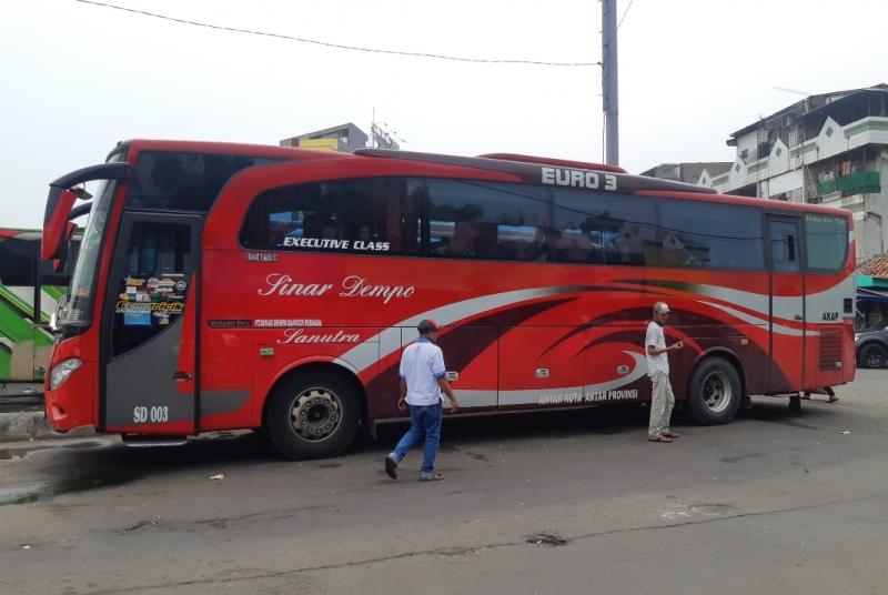 Bus PO Sinar Dempo kelas Eksekutif jurusan Pagar Alam-Yogyakarta.